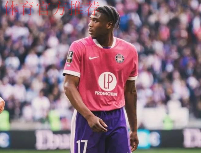 恐怖慎入！24岁加纳中场疑似断腿：小腿90度弯折变形 被担架抬走