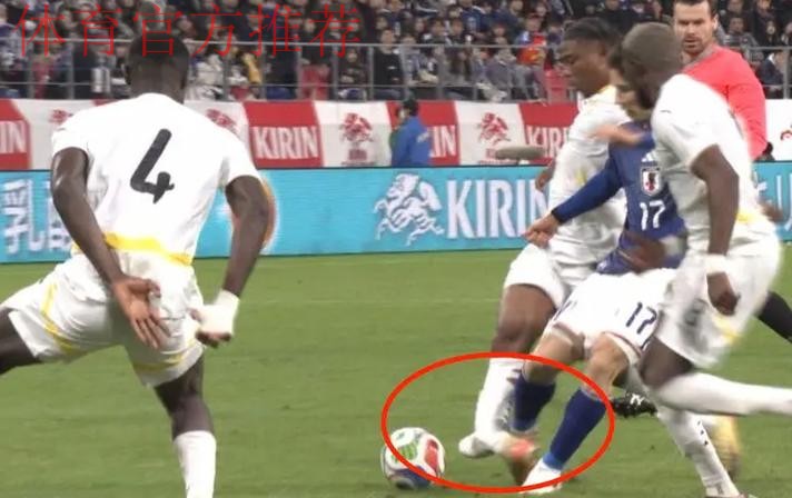 恐怖慎入！24岁加纳中场疑似断腿：小腿90度弯折变形 被担架抬走