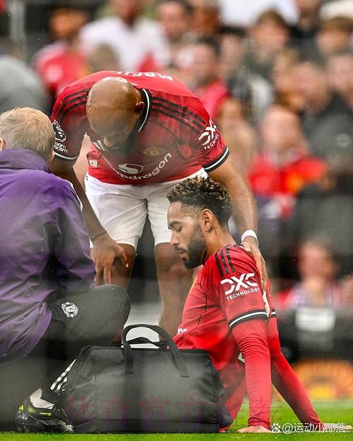 看到阿扎尔热身后没出场 贝尔在替补席上忍俊不禁